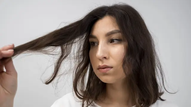 Ciri-Ciri Rambut dengan Porositas Tinggi [Dok/freepik.com]