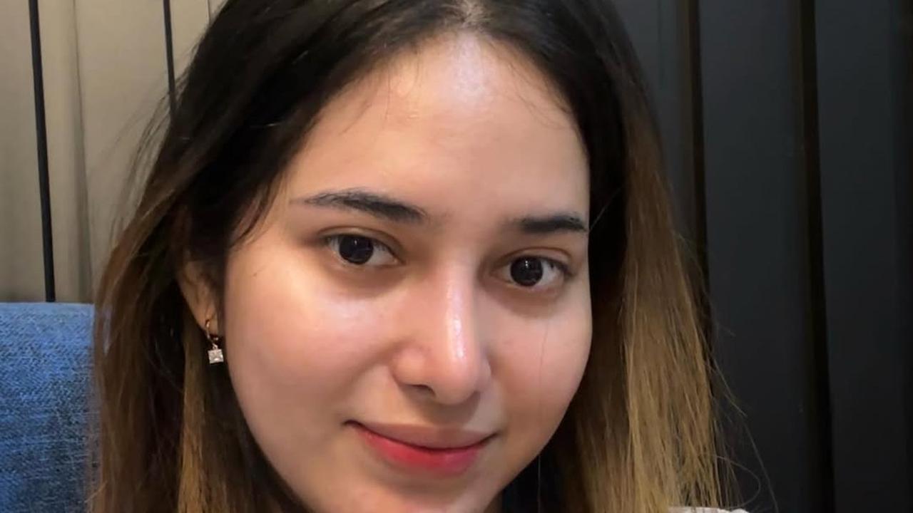 Dikenal sebagai Tiktoker yang Selalu Tampil Cantik dengan Outfit dan Makeup Simple, Intip Potret Dilan Janiyar saat Selfie