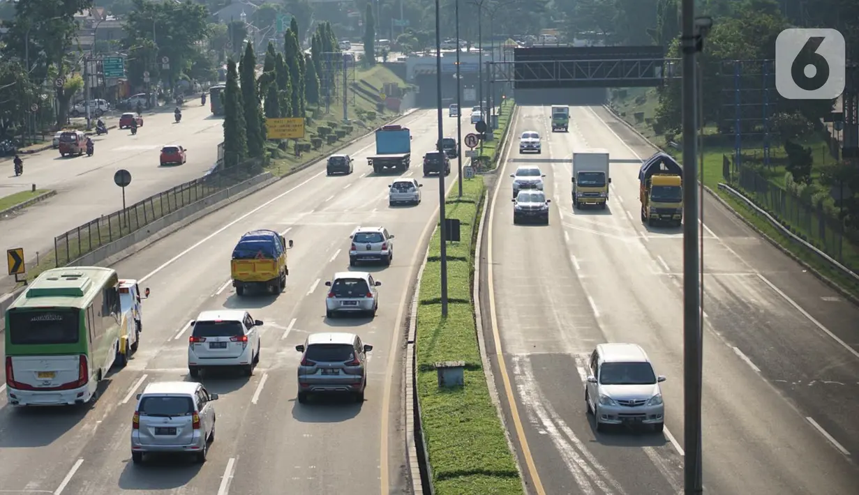Kendaraan melintasi ruas jalan tol di Jakarta, Selasa (19/5/2020). PT Jasa Marga (Persero) Tbk memprediksi volume lalu lintas selama Lebaran akan mengalami penurunan signifikan sebesar 58,7 persen untuk pasca Idul Fitri akibat larangan mudik selama pandemi COVID-19. (Liputan6.com/Immanuel Antonius)