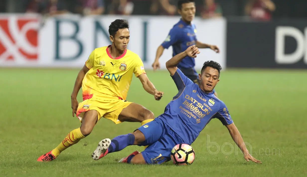 Pemain Bhayangkara, Dany Saputra (kiri) mengawal ketat pemain Persib Bandung, Febri Hariyadi  pada laga Liga 1 2017 di Stadion Patriot, Bekasi, Minggu (04/06/2017). (Bola.com/Nicklas Hanoatubun)