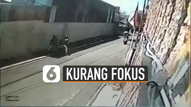 Malang sekali nasib pembonceng motor satu ini.