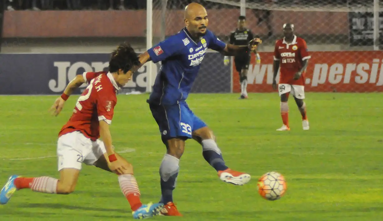 Striker Persib Bandung, Sergio Van Dijk, melewati gelandang Persija Jakarta, Hong Soon-hak, pada laga Torabika Soccer Championship 2016 di Stadion Manahan, Jawa Tengah, Sabtu (5/11/2016). Kedua tim bermain imbang 0-0. (Bola.com/Romi Syahputra)