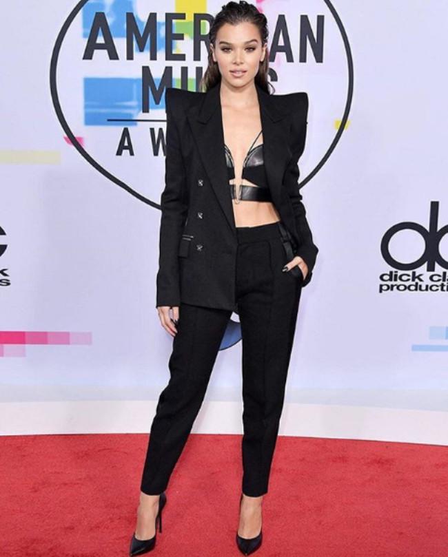 Penampilan Hailee Steinfeld di American Music Awards 2017 (instagram/haileesteinfeld)