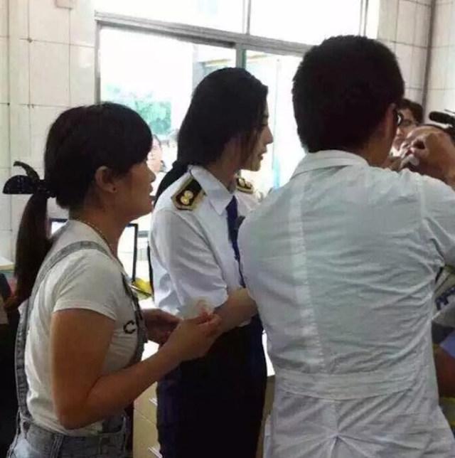 Fan Bingbing saat berada di rumah sakit menunggu Xiao | Photo: Copyright shanghaiist.com