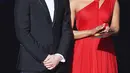 Aktris Bollywood Priyanka Chopra bersama aktor Tom Hiddleston ketika membacakan salah satu nominasi di atas panggung ajang penghargaan Emmy Awards 2016 di Microsoft Theater, Los Angeles, Minggu (18/9). (Kevin Winter/Getty Images/AFP)