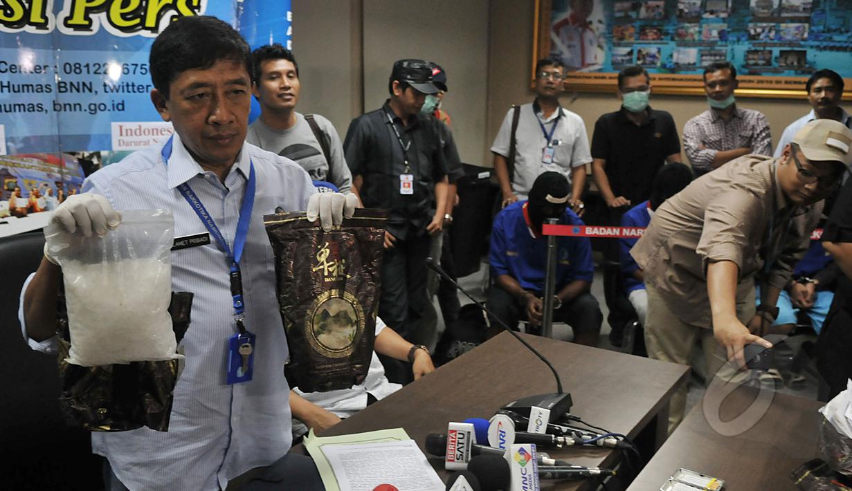 Kepala humas BNN Slamet Pribadi menunjukan barang bukti sabu-sabu saat konferensi pers di Kantor BNN, Jakarta, Kamis (16/4/2015). BNN menggagalkan transaksi narkotika jenis sabu seberat 10 kg dari Malaysia ke Indonesia. (Liputan6.com/Johan Tallo)