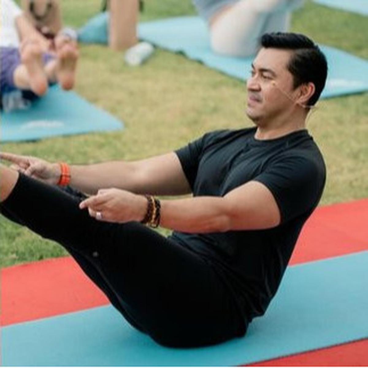 8 Potret Anjasmara Tekuni Yoga, Jadi Kunci Awet Muda & Bebas dari Stres