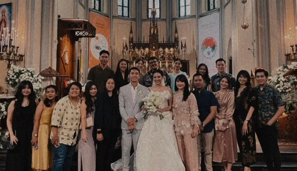 Hadir pula Jessica Veranda yang tampil anggun dibalut gaun satin warna rose gold. [Instagram/@kinalputridevi]