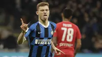 Gelandang Inter Milan, Nicolo Barella, melakukan selebrasi usai membobol gawang Fiorentina pada laga Coppa Italia  di Stadion San Siro, Rabu (29/1/2020). Inter Milan menang 2-1 atas Fiorentina. (AP/Luca Bruno)