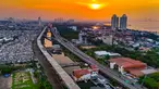 Foto udara memperlihatkan suasana pembangunan Jalan Tol Harbour Road II (HBR II) ruas Ancol Timur–Pluit di kawasan Ancol, Jakarta Utara, Senin (6/4/2026) sore WIB. Sebagai bagian dari upaya meningkatkan konektivitas di wilayah pesisir utara kota Jakarta, pengerjaan pembangunan jalan bebas hambatan atau tol Harbour Road II terus dikerjakan. (merdeka.com/Arie Basuki)