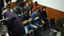 Keluarga Iwan Fals saat menghadiri sidang gugatan manajemen Iwan Fals terhadap promotor acara ‘Kantata Barock’, Jakarta, Rabu, (23/9/2015). Hakim memutuskan untuk menunda persidangan karena berkas yang diajukan belum lengkap. (Liputan6.com/Faisal R Syam)