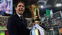Pelatih Lazio, Simone Inzaghi, melakukan selebrasi usai menjuarai Coppa Italia 2019 setelah mengalahkan Atalanta di Stadion Olympic, Roma, Rabu (15/5). Lazio menang 2-0 atas Atalanta. (AFP/Vincenzo Pinto)