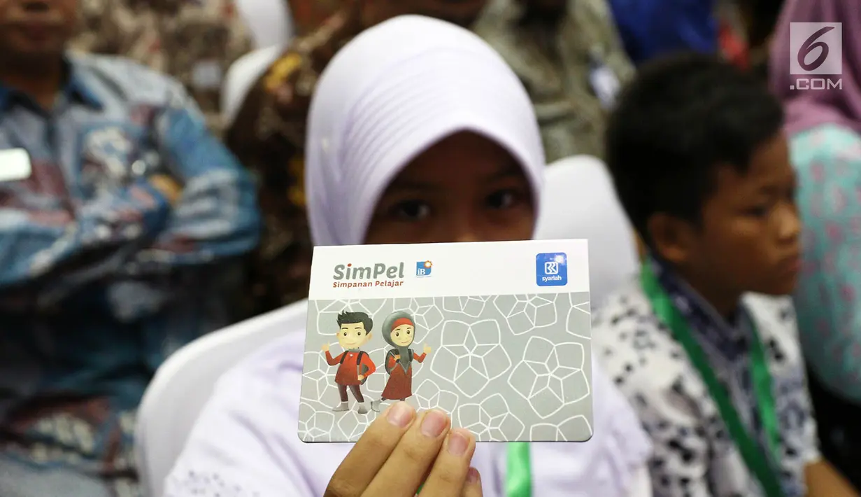 Siswa menunjukkan tabungan simpanan pelajar (SimPel) pada peluncuran Strategi Perlindungan Konsumen Keuangan (SPKK) OJK di BEI, Jakarta, Kamis (18/5). Acara ini juga dihadiri murid SD, SMP dan ibu-ibu majelis taklim. (Liputan6.com/Immanuel Antonius)