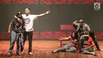  Pemain NHKBP Kebayoran Baru tampil dalam pentas teater bertajuk 'Poda' di Usmar Ismail Hall, Jakarta, Sabtu (2/9). Teater Poda menceritakan hubungan anak dan orangtua sebagai cinta paling dasar dalam kehidupan manusia. (Liputan6.com/Immanuel Antonius)
