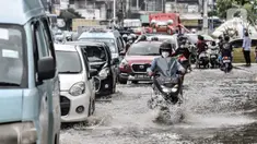 Sejumlah kendaraan terjebak kemacetan akibat banjir yang menggenangi Jalan Jatinegara Barat, Jakarta, Senin (8/2/2021). Banjir yang menggenangi Jalan Jatinegara Barat terjadi akibat luapan Kali Ciliwung yang dipicu hujan deras di Jakarta dan Bogor sejak dini hari tadi. (merdeka.com/Iqbal S. Nugroho)