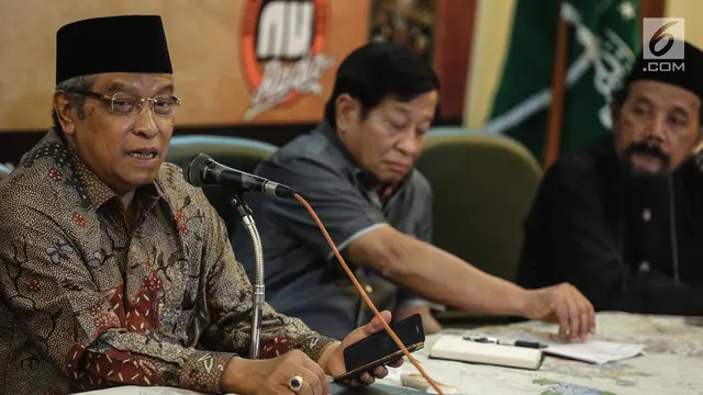 Ketum PBNU KH Said Aqil Siroj  (kiri)