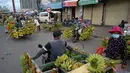 Penjual pisang, menjual buah dari sepeda motor mereka, menunggu pelanggan di sepanjang jalan di Phnom Penh (13/10/2021). Phnom Penh adalah kota terbesar di Kamboja. (AFP/Tang Chhin Sothy)