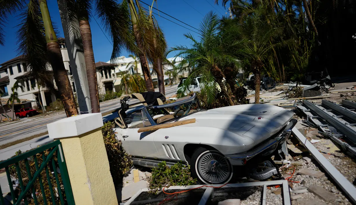 Sebuah mobil terlihat usai diterjang Badai Ian di Pantai Fort Myers, Florida, Amerika Serikat, 30 September 2022. Bisnis-bisnis di dekat pantai sepenuhnya hancur, hanya menyisakan puing-puing yang berserakan. (AP Photo/Rebecca Blackwell)