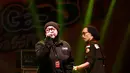 Dalam panggung yang sama Melly Goeslaw diiringi sang suami, Anto Hoed sekaligus basis band Potret. (Deki Prayoga/Bintang.com)
