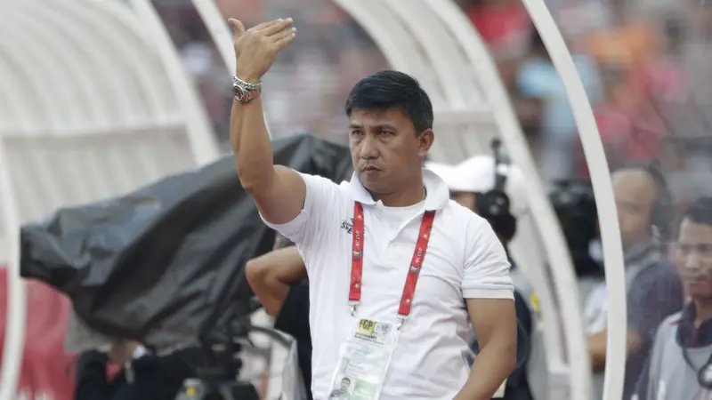 Manajer Persija Jakarta, Ardhi Tjahjoko, memberikan instruksi saat melawan Becamex Binh Duong pada laga Piala AFC. (Bola.com/M. Iqbal Ichsan)