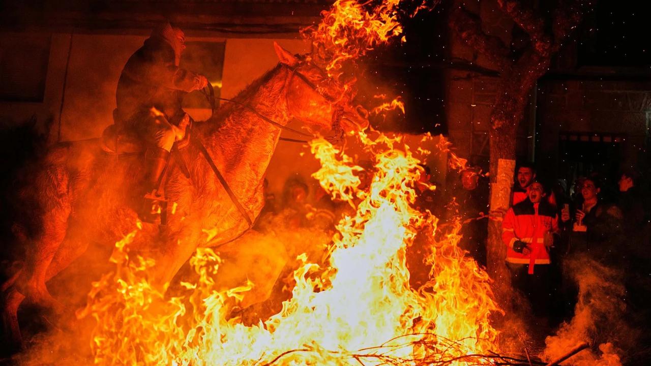 FOTO: Kengerian Ritual Kuda Melompati Api di San Bartolome de Pinares