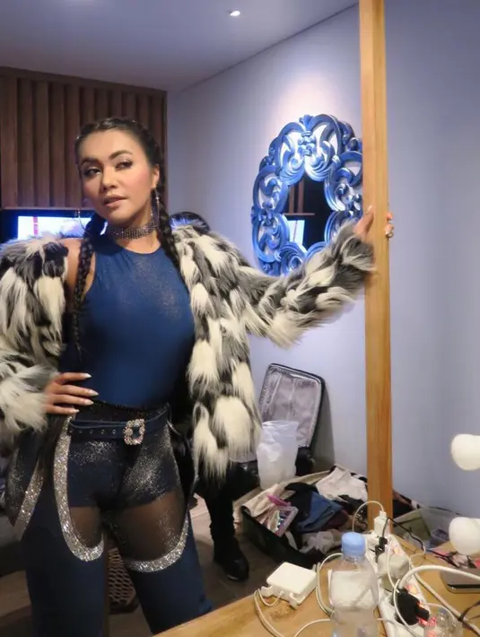 Lebih nyentrik lagi. Kali ini Denada seksi banget dengan penampilannya seperti ini. Outer bulu-bulunya lah yang sepertinya membuat penampilan Denada makin terlihat unik dan menggoda. (Instagram/denadaIndonesia)