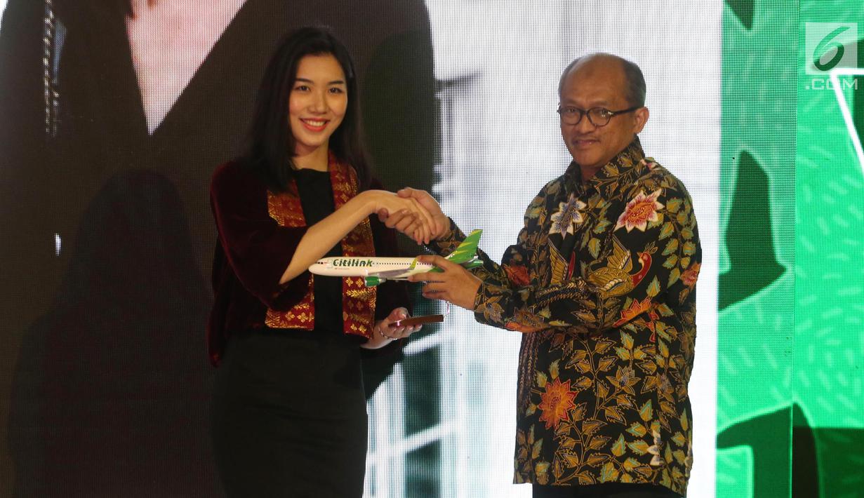 Dirut Citilink Juliandra Nurtjahjo (kanan) menyerahkan cendera mata kepada desainer Lius Vioni saat peluncuran seragam baru cabin crew Citilink di Jakarta, Senin (19/3). Citilink menyediakan seragam bagi awak kabin berhijab. (Liputan6.com/Arya Manggala)