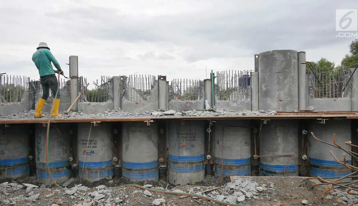 Pekerja menyelesaikan pembangunan  tanggul pantai di Kamal Muara, Jakarta, Rabu (26/12). Pembangunan tanggul pantai di Kamal Muara dengan panjang 740 meter yang akan rampung pada 2020. (Liputan6.com/Herman Zakharia)