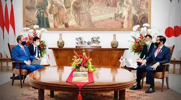 Presiden Joko Widodo (kanan) melakukan pertemuan bilateral dengan Perdana Menteri Jepang Yoshihide Suga (kiri) saat menerima kunjungan kenegaraan di Istana Bogor, Jawa Barat, Selasa (20/10/2020). (INDONESIAN PRESIDENTIAL PALACE / AFP)