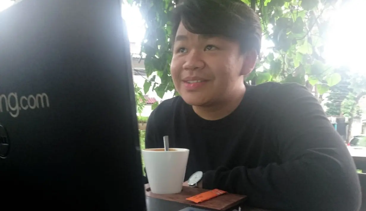 "Ngga perlu yang cantik banget lah, yang penting personaitinya baik, suka anak kecil, karena gue suka anak kecil," ujar Kiki CJR, yang dijumpai di kawasan Patiunus, Jakarta Selatan, Jumat (27/1/2017). (Muhamad Altaf Jauhar/Bintang.com)