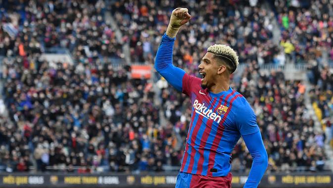 Ronald Araujo merupakan salah satu bek tengah terbaik di La Liga musim ini bersama Barcelona. Hebatnya lagi, ia juga mampu mencetak gol-gol penting bagi timnya. Pemain 23 tahun tersebut telah mengoleksi 4 gol dalam 24 penampilannya di liga pada musim ini. (AFP/Josep Lago)