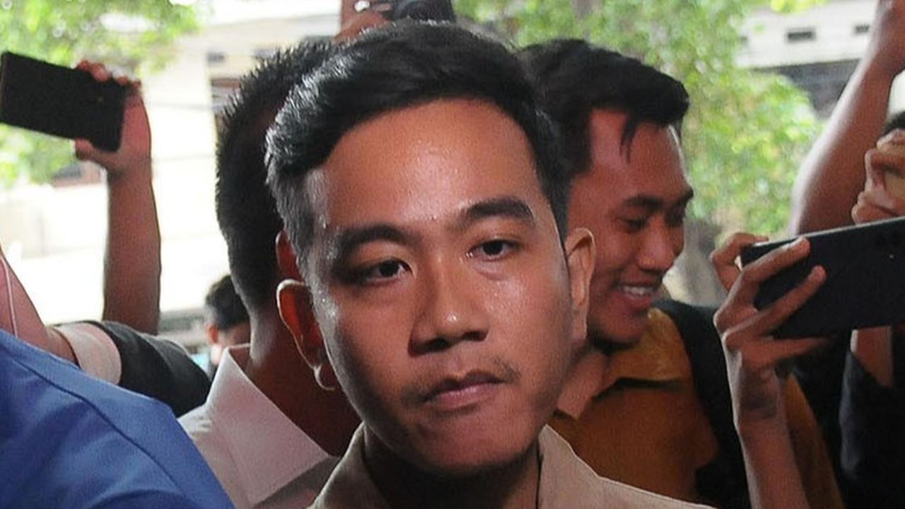 Gibran Digugat Almas Tsaqibbirru, Ganjar: Silakan Bicara Berdua