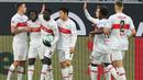 Para pemain Stuttgart merayakan gol yang dicetak oleh Silla Wamangituka ke gawang Borussia Dortmund pada laga Bundesliga di Stadion Signal Iduna Park, Minggu (13/12/2020). Stuttgart menang dengan skor 5-1. (AFP/Ina Fassbender)