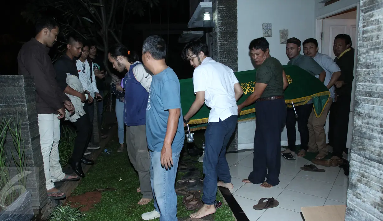 Musisi senior Deddy Dores meninggal dunia pada Selasa (17/5) malam, Tangerang. Deddy Dores disemayamkan di rumah duka Jl. Kasuari 11 no.18, Bintaro Jaya sektor 9 sebelum dimakamkan di Sumedang, Jawa Barat. (Liputan6.com/Andi Jatmiko)