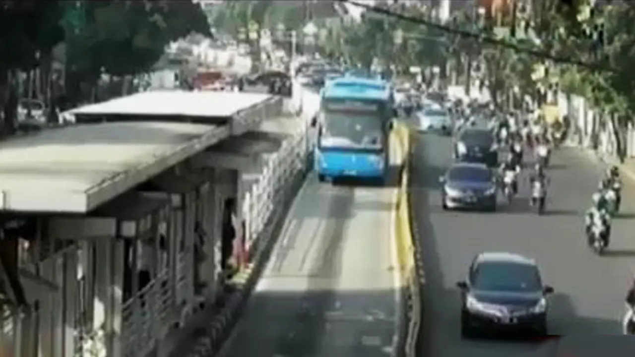 VIDEO: Sterilisasi Transjakarta, Mobil Dinas TNI Terobos Busway