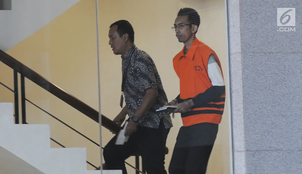 Mantan Kepala Seksi Intelejen dan Penindakan Kantor Imigrasi Kelas I Mataram Yusriansyah Fazrin tiba di Gedung KPK, Jakarta, Rabu (3/7/2019). Fazrin diperiksa sebagai tersangka dugaan suap penanganan perkara penyalahgunaan izin tinggal WNA di lingkungan Kantor Imigrasi NTB. (merdeka.com/Dwi Narwoko)