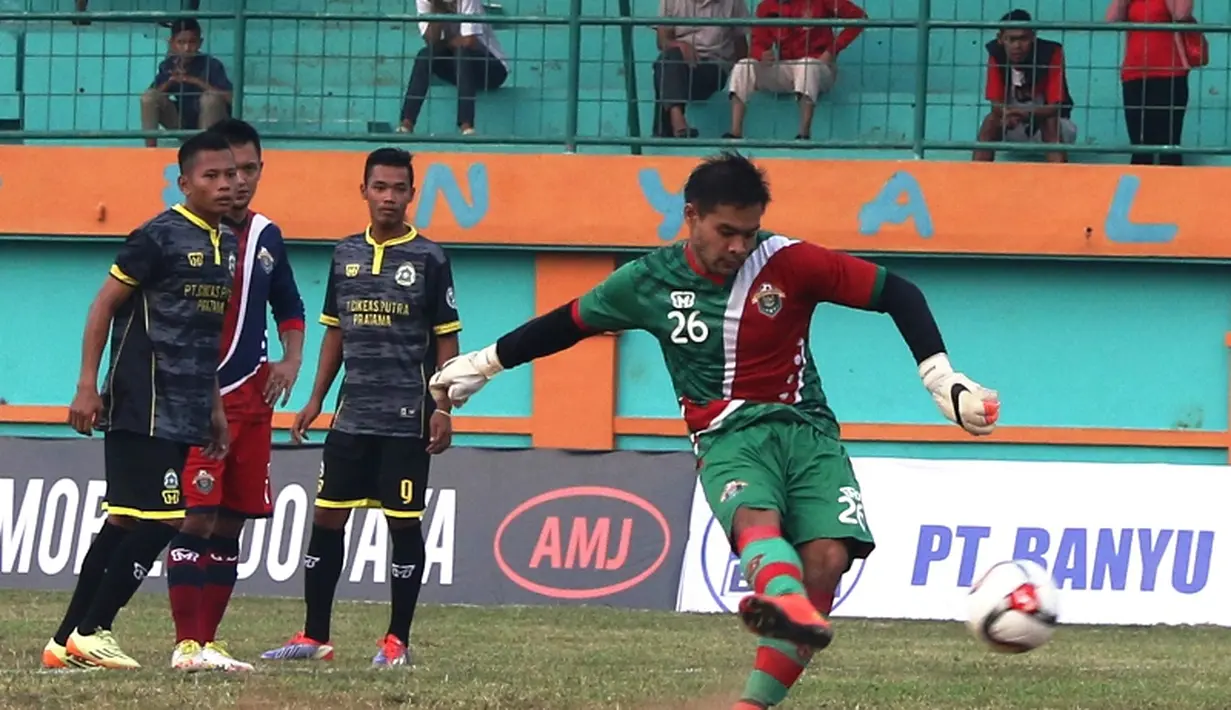 Kiper Garuda All Star mencetak gol melalui penalti ke gawang Persikabo. (Bolacom/Arief Bagus)