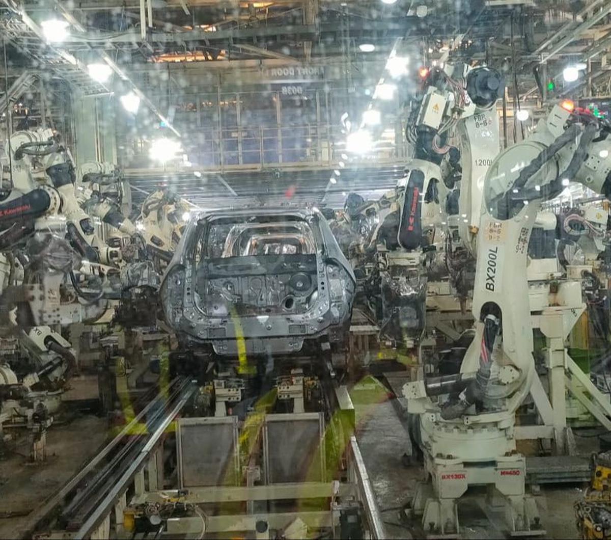 Teknologi robot banyak digunakan di bagian welding (pengelasan), supaya hasilnya presisi dan berkualitas. Pertimbangan lain, banyak pekerjaan pengelasan di bagian yang sulit dilakukan manusia, misalnya di under-body.