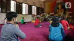 Sejumlah umat Buddha melakukan ibadah Hari Raya Tri Suci Waisak di Vihara Jakarta Dhammacakka Jaya, Rabu (26/5/2021). Pelaksanaan upacara Trisuci Waisak 2565/2021 dirayakan oleh umat Buddha secara terbatas dengan menerapkan protokol kesehatan secara ketat. (Liputan6.com/Faizal Fanani)
