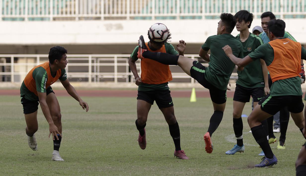 Pemain Timnas Indonesia U-19, Bagus Kahfi, berebut bola saat latihan di Stadion Pakansari, Bogor, Rabu (2/10). Latihan ini merupakan persiapan jelang AFF U-19 di Vietnam. (Bola.com/Yoppy Renato)