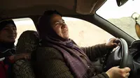 Sara Bahayi, mencatatkan diri sebagai sopir taksi perempuan pertama di Afghanistan.