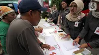 Petugas melayani para pedagang saat pembagian Kartu Pedagang di Pasar Induk Beras Cipinang, Jakarta, Rabu (20/11/2019). Kartu Pedagang dapat dipergunakan sebagai kartu identitas, kartu ATM, Jakcard Bank DKI, alat retribusi dan pengajuan kredit yang telah terekam di rekening. (Liputan6.com/HO/Budi)