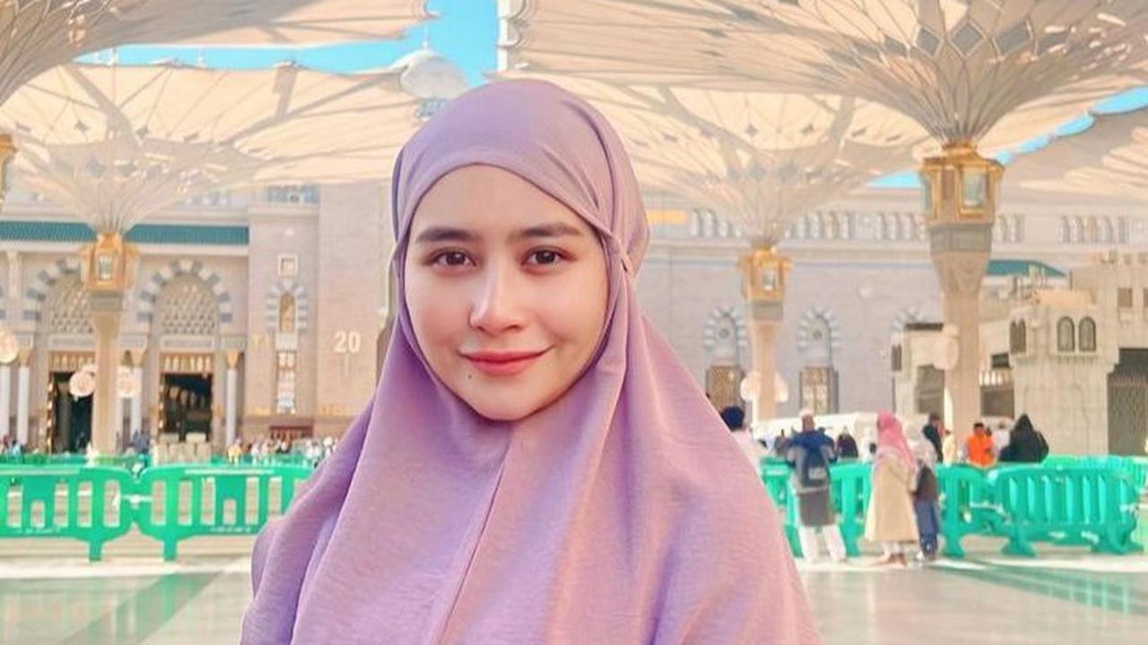 Prilly tampil anggun mengenakan busana muslim berwarna ungu muda. Raut wajah terpancar begitu cantik tanpa polesan make up.