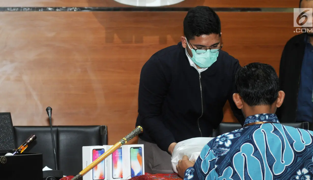 Direktur Gratifikasi KPK Giri Suprapdiono (tengah) saat menunjukkan barang hasil gratifikasi yang dilaporkan ke KPK, Jakarta, Senin (4/6). Total nilai status kepemilikan gratifikasi yang jadi milik negara sekitar Rp 6,2 miliar. (Merdeka.com/Dwi Narwoko)