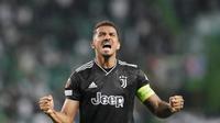 Pemain Juventus, Danilo, merayakan kemenangan atas Sporting CP pada laga leg kedua perempat final Liga Europa di Stadion the Alvalade, Jumat (21/4/2023). (AP Photo/Armando Franca)