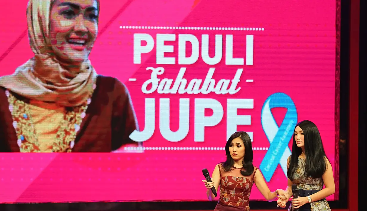 "Dia lihatin kita, dia dadah dadah. Saya bilang malam ini acara dia, nonton, saya pengin nyanyi. Terus dia bilang gue enggak ikut nyanyi? Saya bilang enggak, di situ aja nonton," kata Ayu Ting Ting. (Bambang E. Ros/Bintang.com)