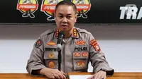 Kabid Humas Kombes Trunoyudo memberikan keterangan saat rilis kasus penyalahgunaan narkoba aktor Revaldo Fifaldi Suria Permana di Polda Metro Jaya, Jumat (13/1/2023). Ini merupakan kali ketiga bintang Sri Asih itu terjerat narkoba dan kali ini Revaldo terancam 4 tahun penjara. (Liputan6.com/Herman Zakharia)