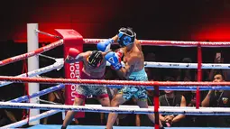 Pukulan Bobby Saputra berhasil mengenai kepala dari Onadio Leonardo dalam laga Superstar Knockout Vol . 2 di Jakarta International Velodrome, Rawamangun, Jakarta Timur, Sabtu (7/12/2024).