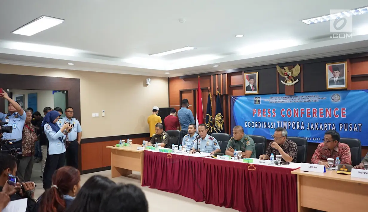Kepala Kantor Imigrasi Jakarta Pusat Is Edy Eko Putranto memberikan keterangan dalam konferensi pers terkait penangkapan tiga WNA yang diduga terjerat kasus prostitusi di bawah umur di Kantor Imigrasi Kelas I Non TPI Jakarta Pusat, Kamis (8/8/2019). (Liputan6.com/Immanuel Antonius)