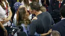 Model asal Brasil, Gisele Bundchen mencium sang suami yang merupakan pemain New England Patriots, Tom Brady usai pertandingan melawan Atlanta Falcons di NFL Super Bowl 51 di Houston, AS (5/2).  (Bob Levey / Getty Images /AFP)